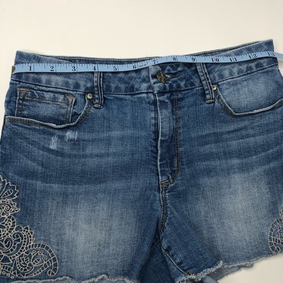 JESSICA Simpson Uptown Highrise Washed Blue Floral Embroidered Denim Jean Shorts - Picture 13 of 16